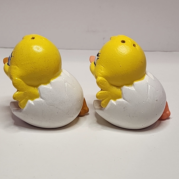 Salt and pepper baby chicks in an eggshell vintage project pieces - Picture 4 of 9